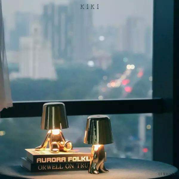 Innowacyjna lampa Thinker w kształcie postaci złotej lub chromowanej