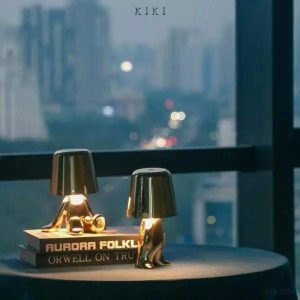 Innowacyjna lampa Thinker w kształcie postaci złotej lub chromowanej