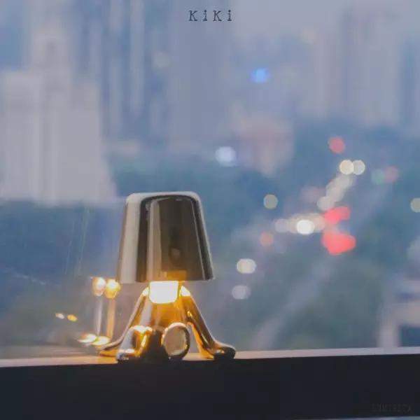 Innowacyjna lampa Thinker w kształcie postaci złotej lub chromowanej