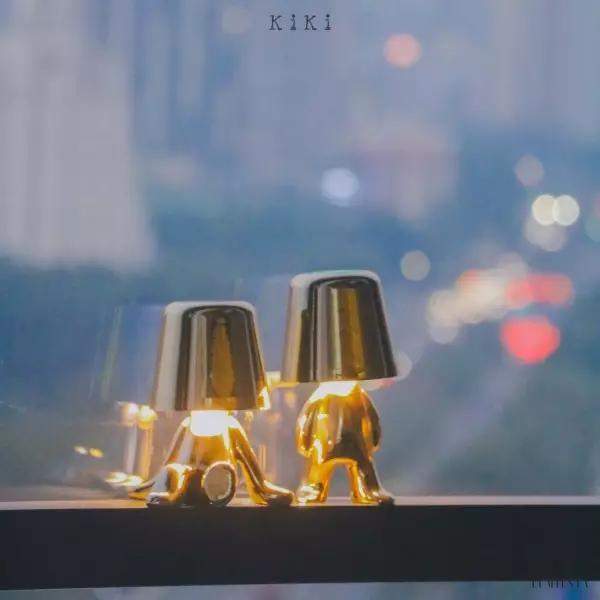 Innowacyjna lampa Thinker w kształcie postaci złotej lub chromowanej