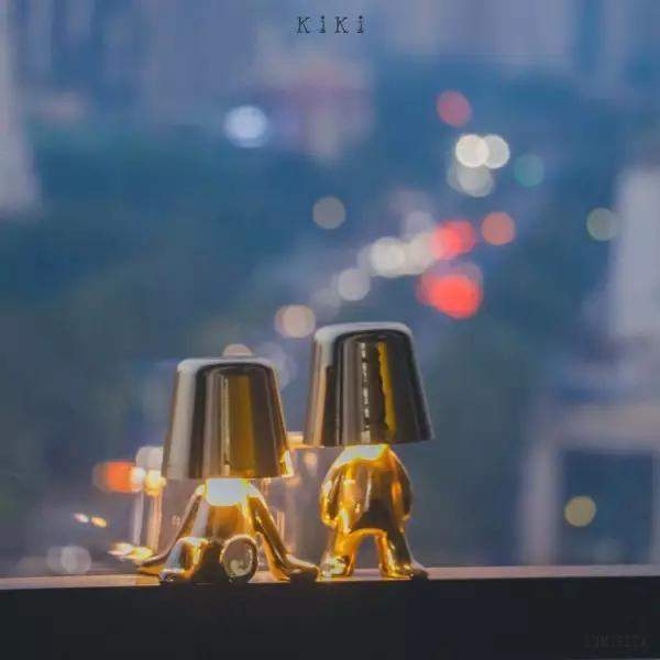 Innowacyjna lampa Thinker w kształcie postaci złotej lub chromowanej