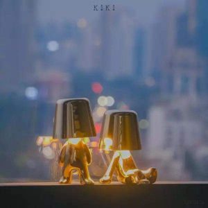 Innowacyjna lampa Thinker w kształcie postaci złotej lub chromowanej