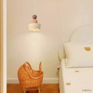 Kremowa lampa wisząca z żywicy w stylu nordyckim