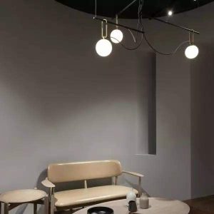 Lampa wisząca Mori z szklaną kulą i mosiężnym akcentem