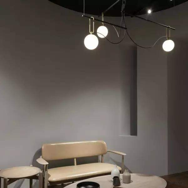 Lampa wisząca Mori z szklaną kulą i mosiężnym akcentem