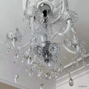 Luksusowy żyrandol kryształowy w stylu świecznika