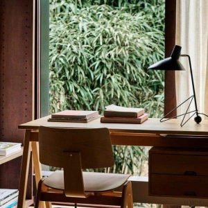 Lampka stołowa w stylu minimalistycznym na tripodzie HM9