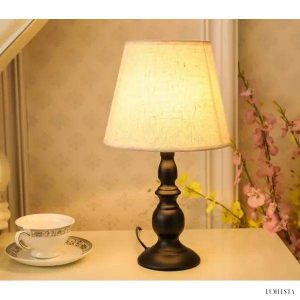 Elegancka lampa stołowa z lnianym abażurem w białym kolorze