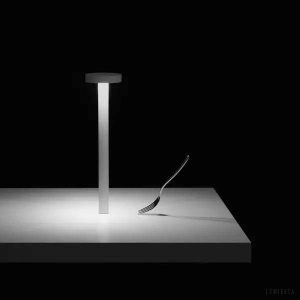 Lampka stołowa Tetatet dotykowa z aluminium stylowa i elegancka