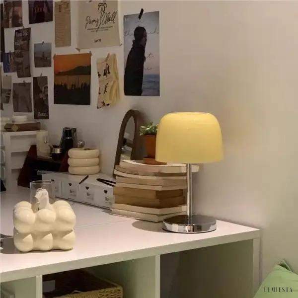 Minimalistyczna lampa stołowa Bauhaus z kolorowym kloszem