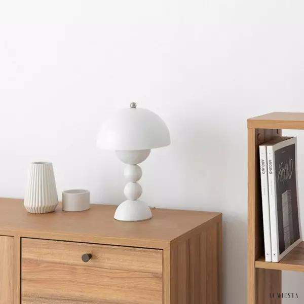 Lampka stołowa w kształcie kwiatu w stylu nordyckim