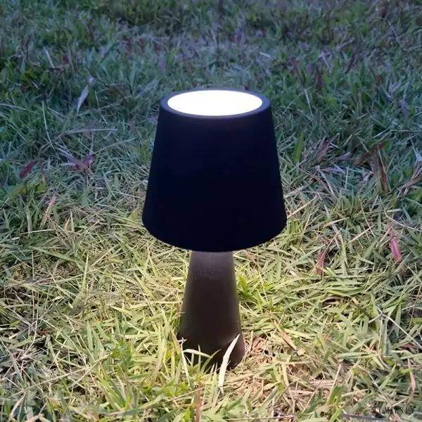 Nowoczesna lampka stołowa z metalicznym wykończeniem i ściemnianiem