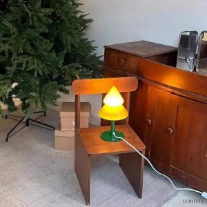 Lampka stołowa w kształcie choinki z kolorowego szkła