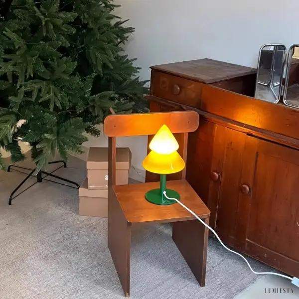 Lampka stołowa w kształcie choinki z kolorowego szkła