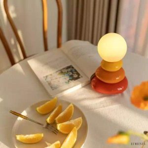 Nowoczesna lampka stołowa inspirowana kamieniami dekoracyjnymi