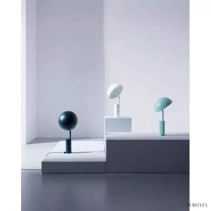 Lampa stołowa Cap z regulowanym kloszem w nowoczesnym stylu