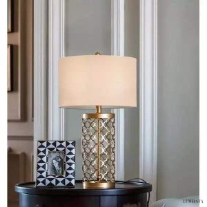 image_6-435.jpg Metalowa lampa stołowa wrażająca otwartą konstrukcją złotą