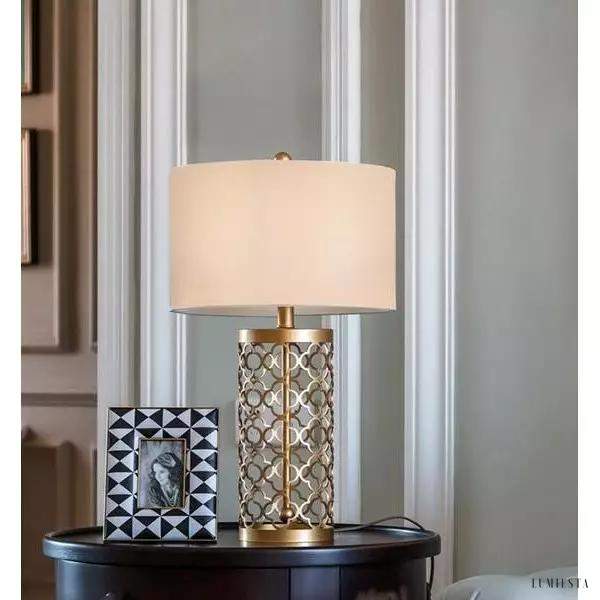 image_6-435.jpg Metalowa lampa stołowa wrażająca otwartą konstrukcją złotą