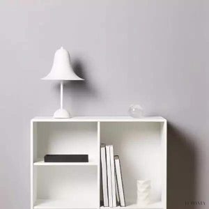 Lampka stołowa Pantop w kształcie dzwonu dostępna w różnych kolorach