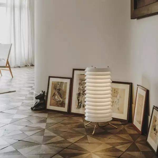 Lampa stołowa Maija z metalowymi dyskami w stylu skandynawskim