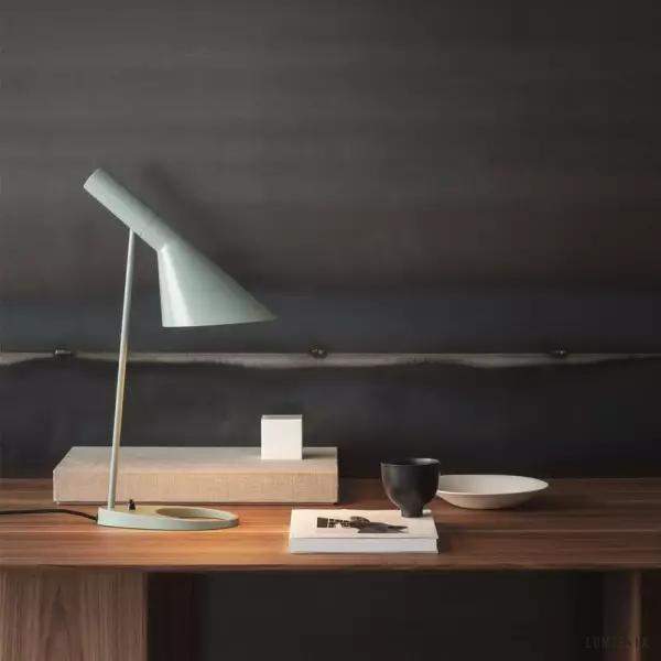 Asymetryczna metalowa lampa stołowa w nowoczesnym stylu