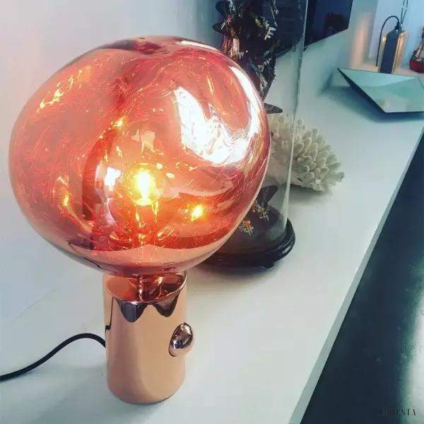Lampka stołowa Melt w stylu nowoczesnym z miedzianą kulą