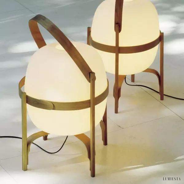 Lampka stołowa Cesta z opalowym kloszem i drewnianą podstawą