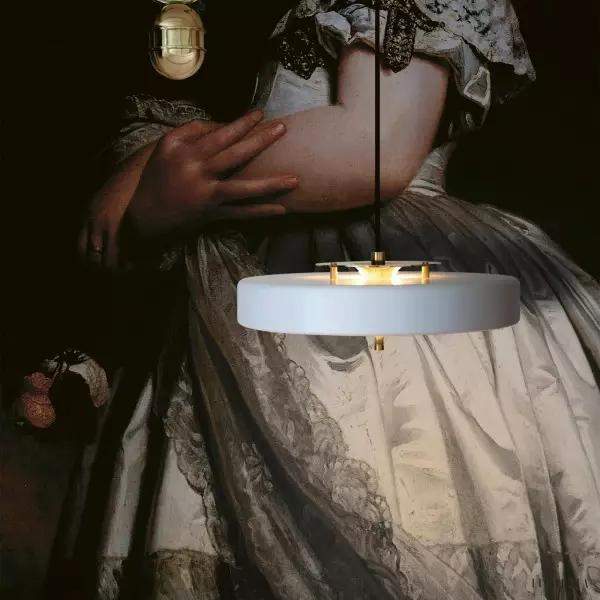 Lampa Wisząca Volt z Mosiądzu w Eleganckim Stylu