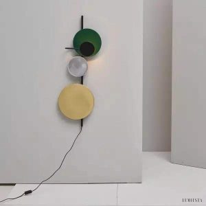 Lampka ścienna Planet minimalistyczny design z metalowymi dyskami