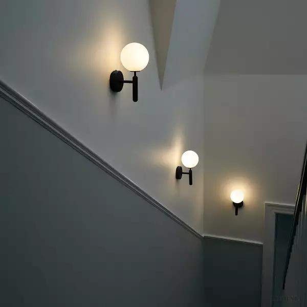 Lampa ścienna Miira w nowoczesnym stylu z kulistym kloszem