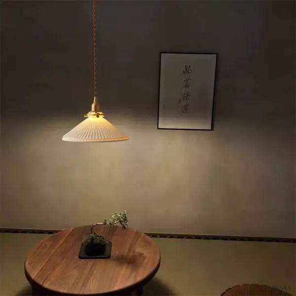 Lampa wisząca z ceramiki w kształcie plisowanej spódnicy