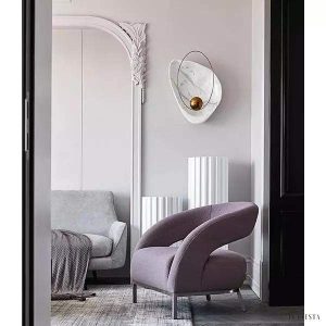 Lampka ścienna Pearl w kształcie perły z mosiężnym akcentem