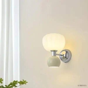 Lampa ścienna Bauhaus z asymetrycznym kloszem w stylu nowoczesnym