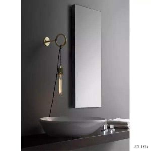 Minimalistyczna lampa ścienna Loop z gniazdkiem E27