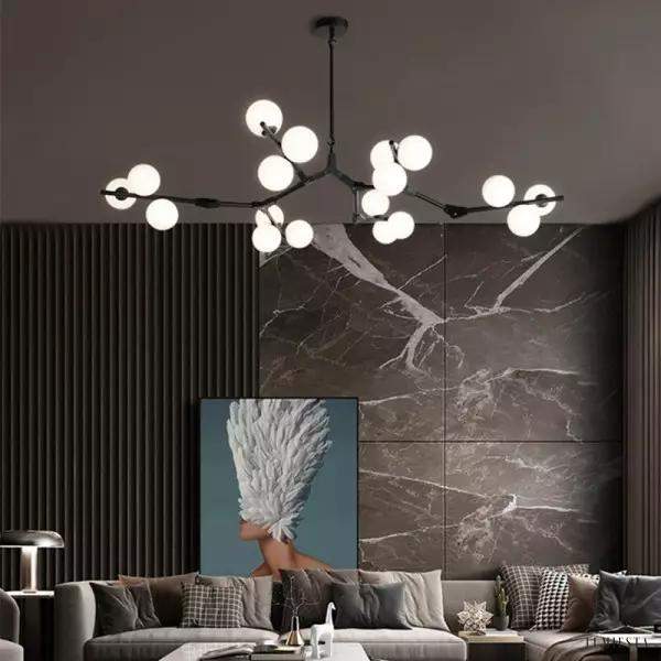 Lampa wisząca w stylu nordyckim z kulistymi kloszami