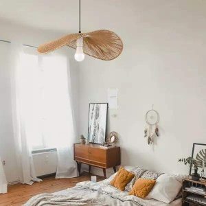 Rattanowa lampa wisząca Wabi Sabi ze słomkowym kapeluszem