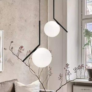 Lampa wisząca IC Lights z szklaną kulą w eleganckim stylu