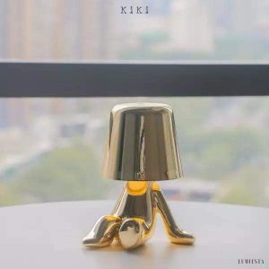 Innowacyjna lampa Thinker w kształcie postaci złotej lub chromowanej