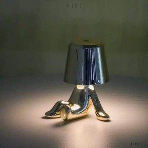 Innowacyjna lampa Thinker w kształcie postaci złotej lub chromowanej