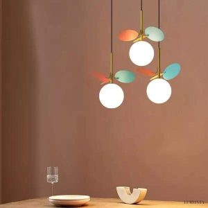 Wielokolorowa lampa wisząca szklana kula w designie liścia