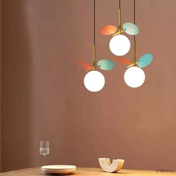 Wielokolorowa lampa wisząca szklana kula w designie liścia