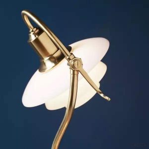 Lampka stołowa w kształcie znaku zapytania z opalowym szkłem