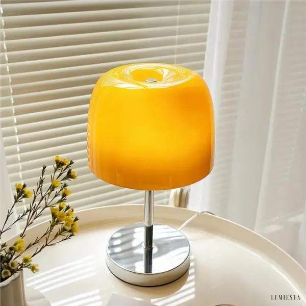 Minimalistyczna lampa stołowa Bauhaus z kolorowym kloszem