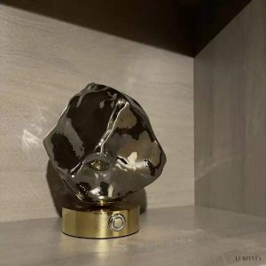 Lampa stołowa retro lava z unikalnym kloszem złotym