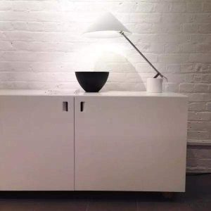 Lampka biurkowa Swing w minimalistycznym stylu z regulowanym ramieniem