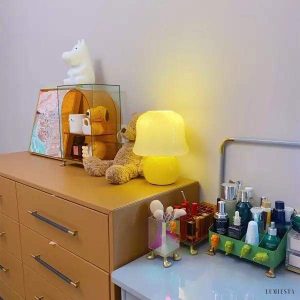 Lampa stołowa musztardowa z ręcznie formowanego szkła