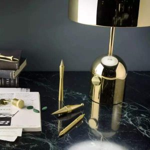 Lampa stołowa w kształcie dzwonu z lustrzanym wykończeniem