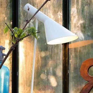 Asymetryczna metalowa lampa stołowa w nowoczesnym stylu