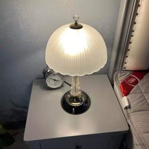 Nowoczesna lampa stołowa z kloszem w kształcie muszli