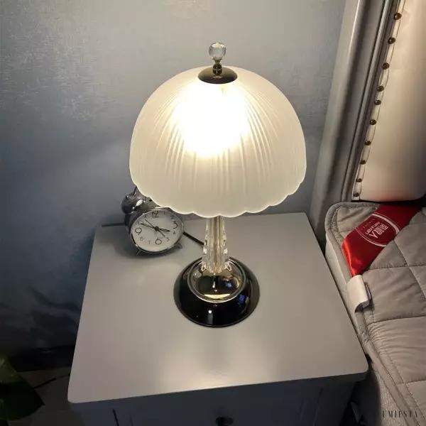 Nowoczesna lampa stołowa z kloszem w kształcie muszli